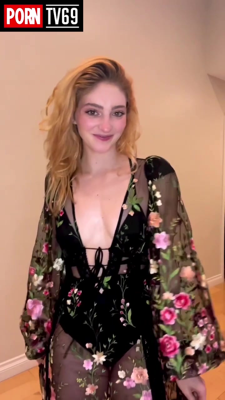 Willow Shields hunger games nude showing big breasts!!!