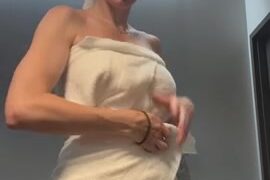 Whitney Cummings exposed her pussy in during live stream!!!