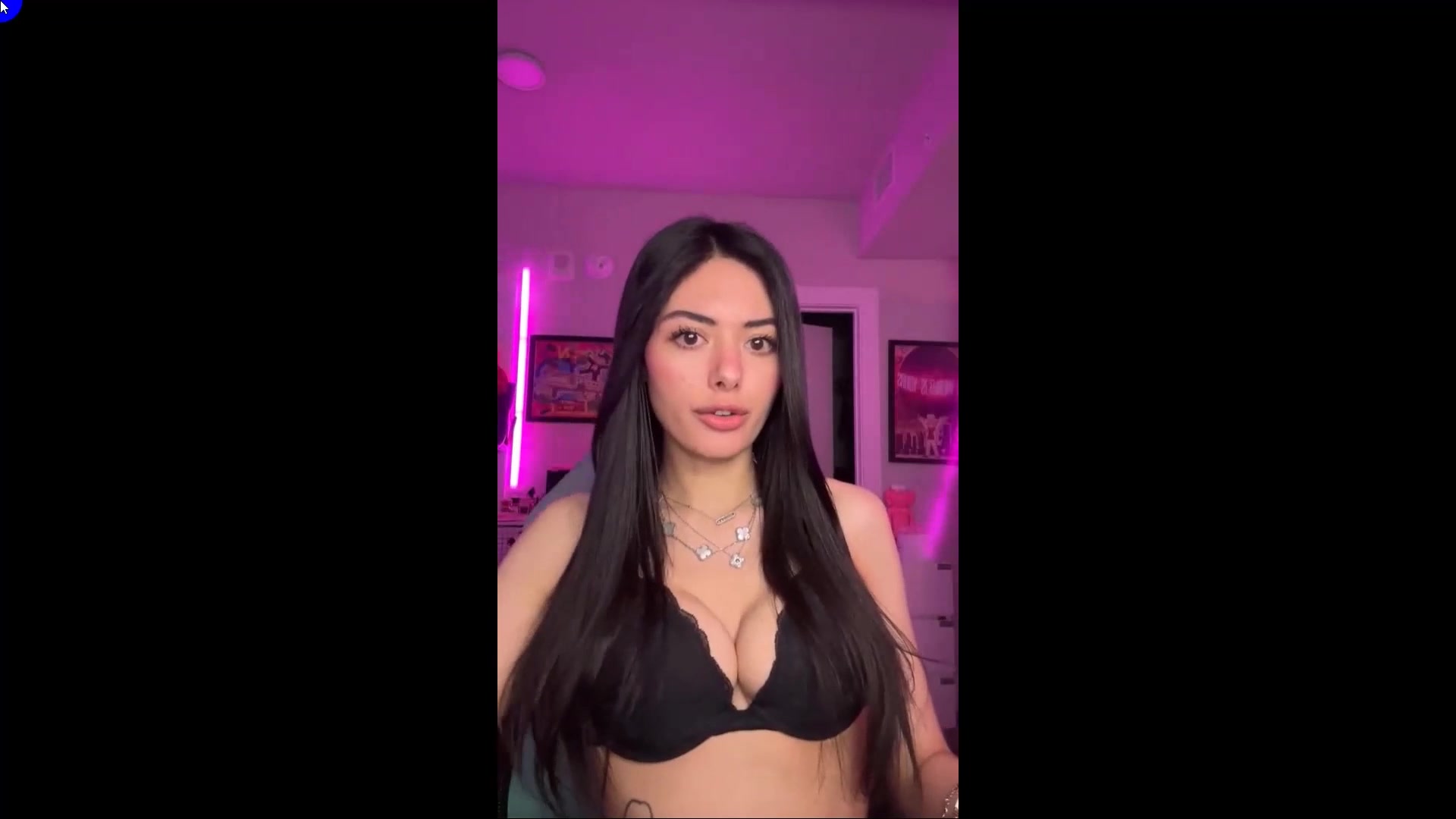 OliveOilRun Nude Showing Off Her Big Tits On Live Stream
