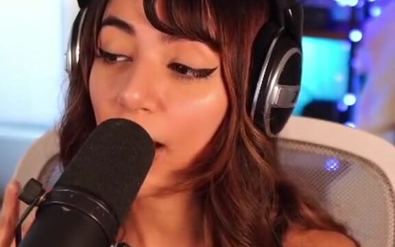 Denims Onlyfans Showing Off Her Big Breasts In Live Stream