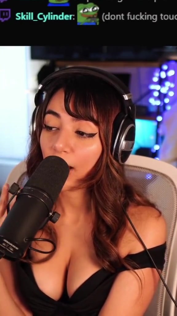 Denims Onlyfans Showing Off Her Big Breasts In Live Stream