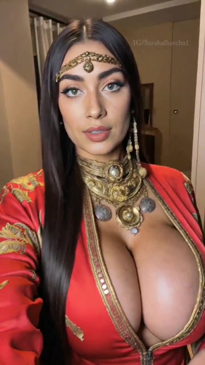 Sarah Albarcha – Beautiful Angel Shows Off Her Huge Breasts