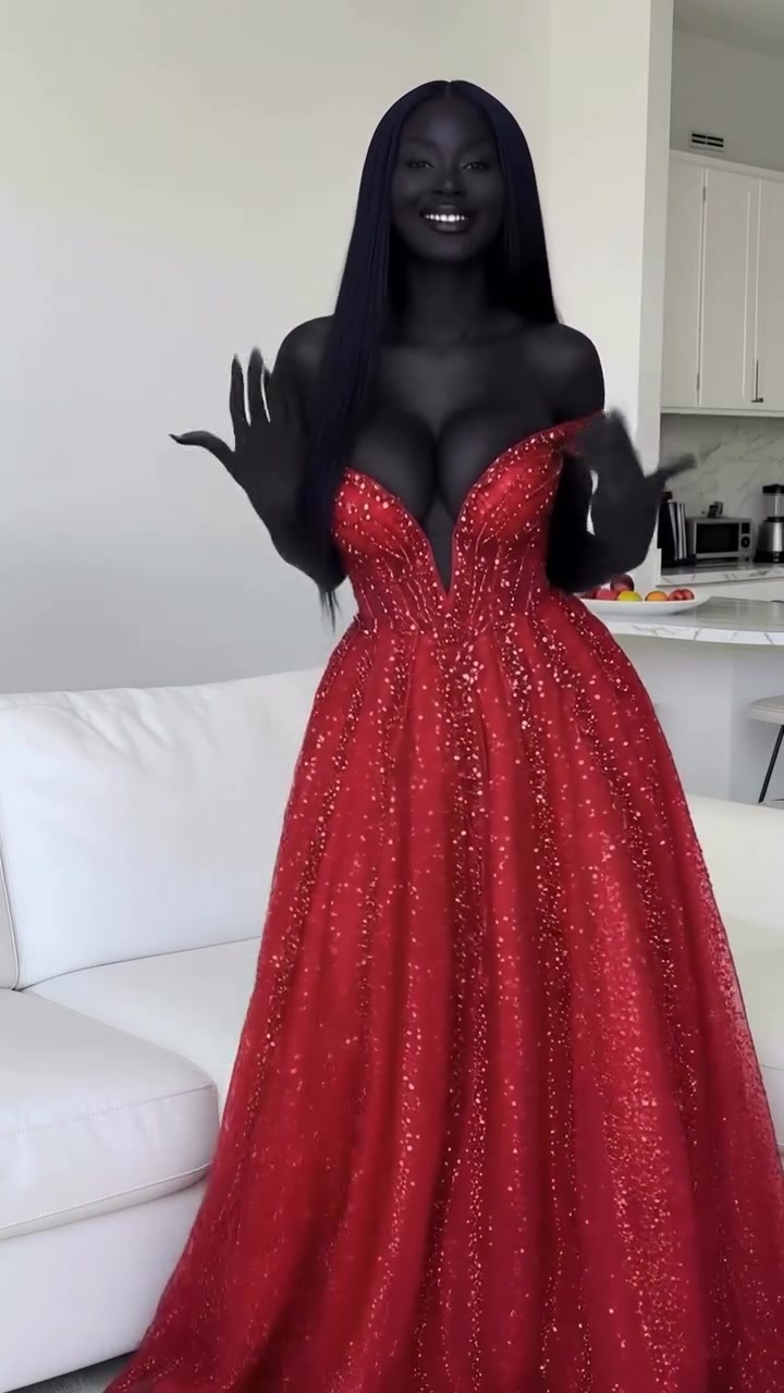 Alicia Kinnaird – Does Her Perfect Figure Fascinate You???