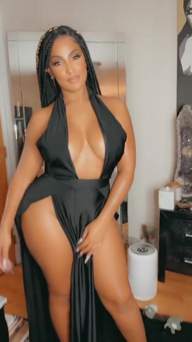 RealAimeeO Onlyfans Showing Off Her Hot Body